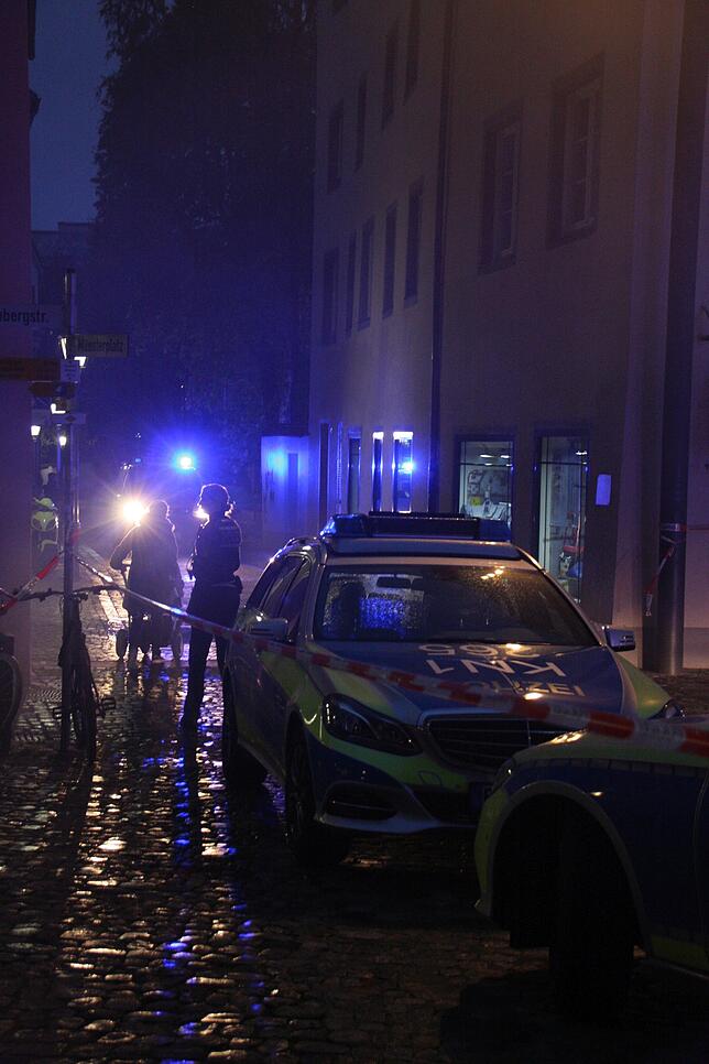 Die Polizei sperrt die Zugänge zum Münsterplatz ab (wie hier in der Katzgasse), wo das Haus steht, dessen Dachstuhl brennt. Zwischen den ...