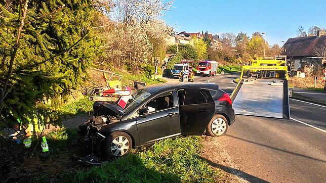 Ein Auto landete am Karfreitag-Nachmittag gegen 16.30 Uhr bei einem Unfall in der Tuttlinger Straße an einem Baum.