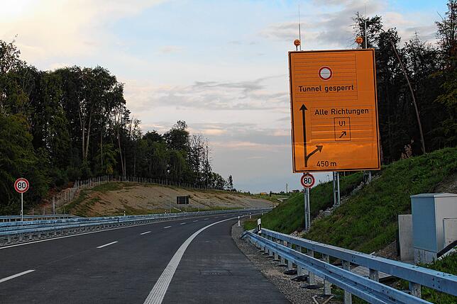 Nach 5,8 Kilometern wird der Verkehr abgeleitet – der Rest der Strecke wird erst Anfang 2021 fertig.