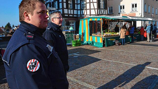 Thomas Knebel und Thomas Müller werfen im Frühjahr 2020 ein Auge auf den Wochenmarkt &ndash; dies im Auftrag der Stadtverwaltung.