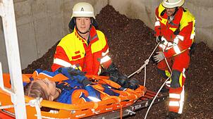 Zuerst wird Nina Schulz von den Feuerwehrleuten Stefan Konrad und Andreas Abt gesichert, bevor sie mithilfe von Schleifkorbtrage und ...