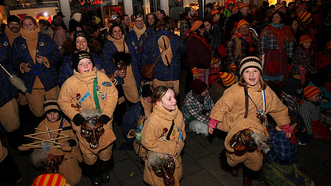 Kinder und Erwachsene tanzen vor Freude auf der Marktstätte, denn endlich hat die Fasnachtszeit begonnen. Dazu bildeten Narren einen ...