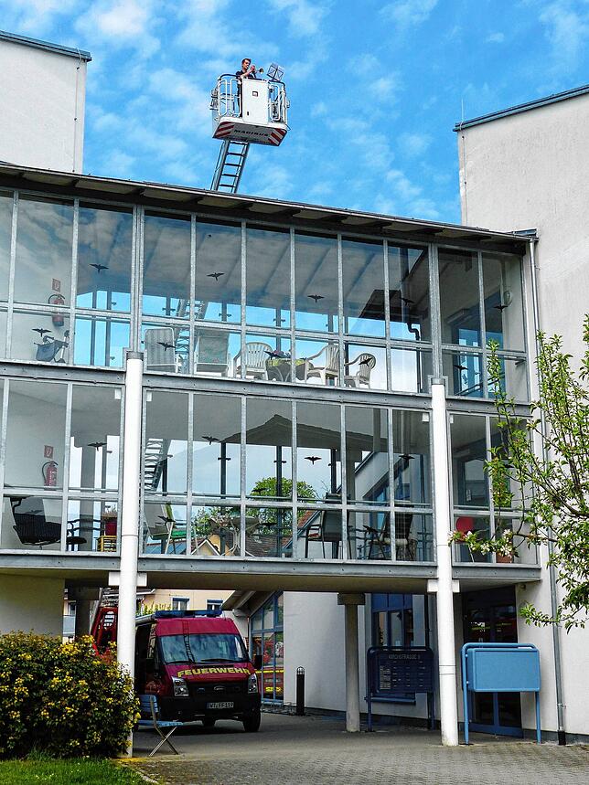 Trompeter Nico Binkert über dem Innenhof des Kreis-Senioren-Wohnheims in Jestetten.