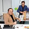 Ange Massa (vorne) hat das Unternehmen von Jan Vinzenz Krause vor einem Schaden bewahrt: Ein Betrüger hatte Kondome im Wert von 60.000 ...