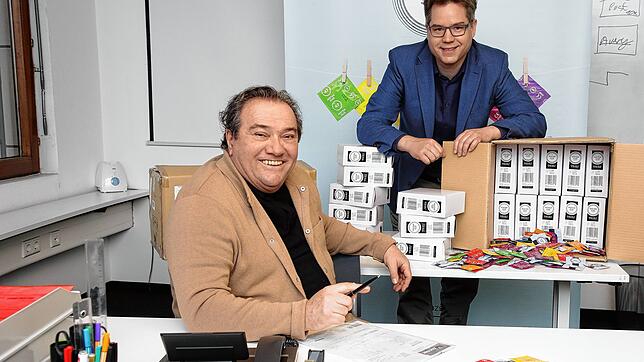 Ange Massa (vorne) hat das Unternehmen von Jan Vinzenz Krause vor einem Schaden bewahrt: Ein Betrüger hatte Kondome im Wert von 60.000 ...