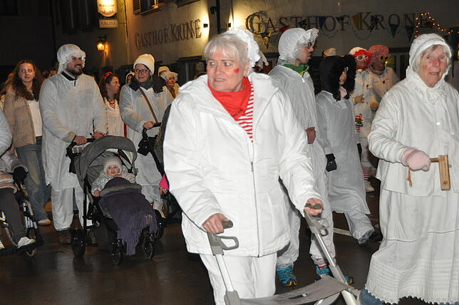 Bild 27: Hemdglonker-Umzug in Markdorf: Hunderte Narren im weißen „Nachthemed“ – die besten Bilder!