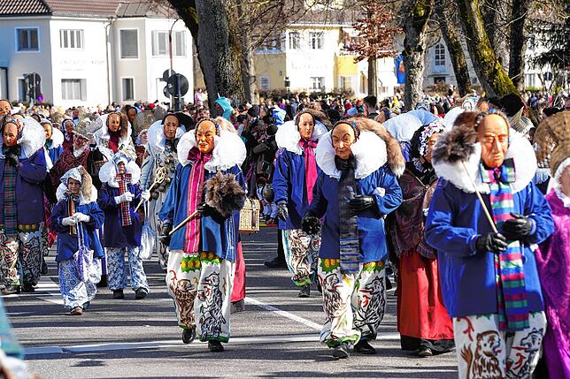Bild 19: Villinger Fasnet-Umzug: Narren feiern bei strahlendem Sonnenschein – Die besten Bilder!