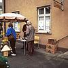 Im Oktober 1988 verkauft Thomas Gehr aus Rippolingen (heute Rektor in Waldshut-Tiengen) vor dem Murger Weltlädeli Bananen sowie Kaffee ...