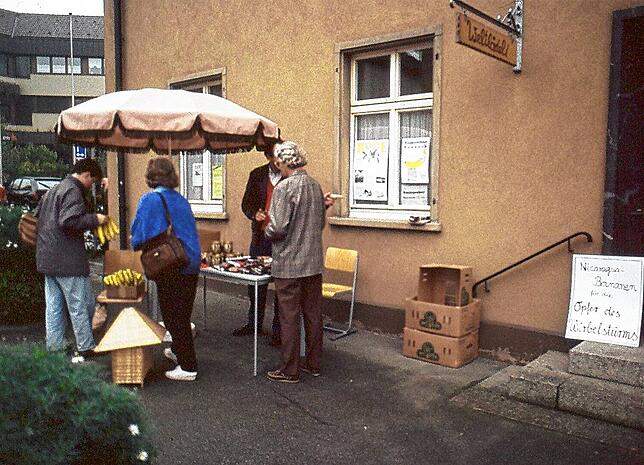 Im Oktober 1988 verkauft Thomas Gehr aus Rippolingen (heute Rektor in Waldshut-Tiengen) vor dem Murger Weltlädeli Bananen sowie Kaffee ...