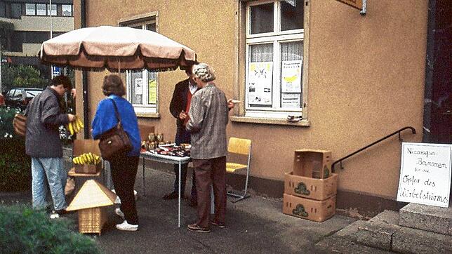 Im Oktober 1988 verkauft Thomas Gehr aus Rippolingen (heute Rektor in Waldshut-Tiengen) vor dem Murger Weltlädeli Bananen sowie Kaffee ...