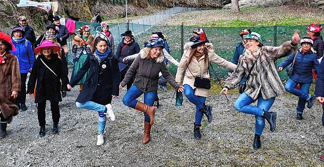 Bild 7: Frauenkaffee an der frischen Luft: Bühnenstars treffen sich im Grünen statt im Kursaal