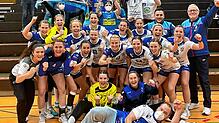 Der Aufsteiger macht in fremder Halle Party: Die Hegauer Klassenerhaltsfeier nach dem Steißlinger Sieg in Nellingen.