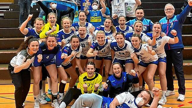 Der Aufsteiger macht in fremder Halle Party: Die Hegauer Klassenerhaltsfeier nach dem Steißlinger Sieg in Nellingen.