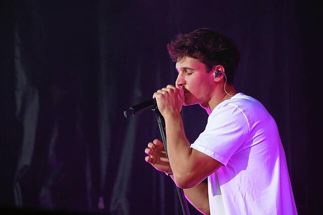 Wincent Weiss singt Hits wie „Feuerwerk“, „Musik sein“ oder „Irgendwo Ankommen“.