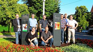 Auf dem Kreisel (hinten von links): die Ortsvorsteher Fabian Setz, Jürgen Keller und Norbert Weber, Bauhofleiter Simon Glunk, ...