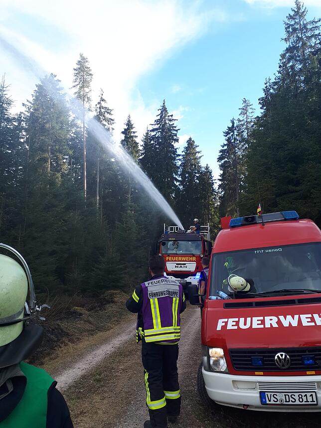 Feuerwehren von der Baar sind beim Waldbrand im Einsatz.