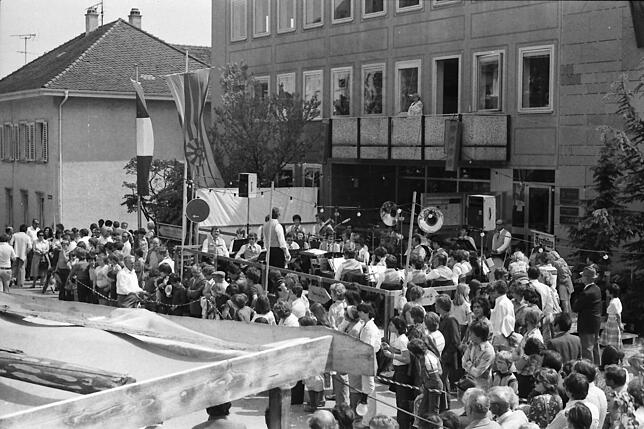 Schon 1977 stand die Bühne vor dem Rathaus und bot Platz für musikalische Unterhaltung.