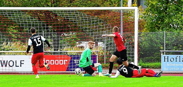 Hoffnung: Nico Maier (rechts, im roten Trikot) erzielte nach zehn Minuten den 1:1-Ausgleich für den FC Hochrhein beim FC Tiengen 08.
