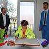 Monobobskifahrerin Anna-Lena Forster (Mitte) trägt sich ins goldene Buch der Stadt Radolfzell ein. Mit im Bild: Der Stahringer ...