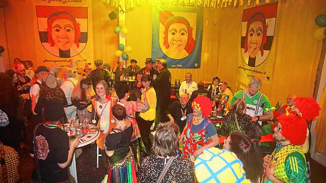 Bild 18: Glückwunsch! Fotos vom Jubelball zu Ehren der Lausbuben der Narrengemeinde Hofpeter
