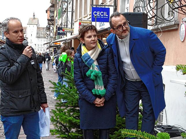 Sie warten gespannt auf die Auslosung der Gewinner (von links): Moderator Heiko Spitznagel, Zara Tiefert-Reckermann und Thomas Wartner.