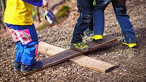 In Natur- und Waldkindergärten sind die Kinder viel an der frischen Luft, die Stadt plant eine dritte Wald-Kita. Foto: Frank ...