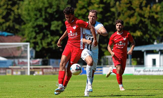 Zwei Treffer reichen nicht: Mit der Einwechslung von Dion Elshani (links) kam Schwung in die Mannschaft des FC Tiengen 08. Trotz seiner ...