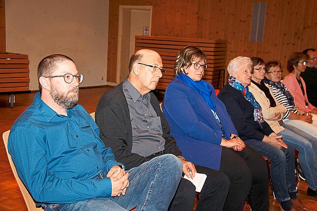 Etliche Gemeindemitglieder interessieren sich für die öffentliche Pfarrgemeinderatssitzung im Triberger Pfarrsaal und verfolgen ...