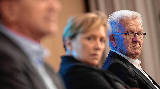 Die Zustimmung der Bürger zum Corona-Management der Landesregierung bricht ein. Von links: Sozialminister Manfred Lucha (Grüne), ...