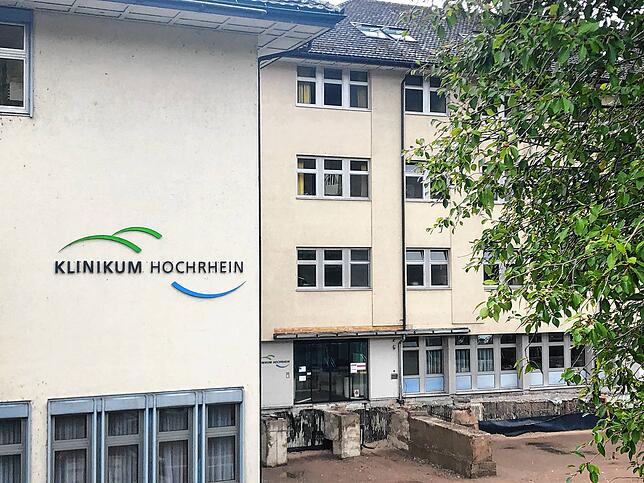 Bild 3: Schritt für Schritt zum Klinik-Anbau: Wie sich das Waldshuter Krankenhaus in zwölf Monaten optisch verändert hat