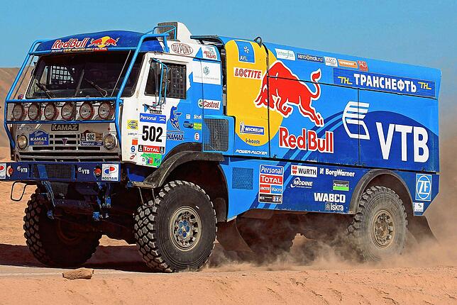 Ein Kamaz-Truck bei der Rallye Dakar im Jahr 2011 mit ZF-Aufkleber am Heck. Ein Sponsoring des russischen Unternehmens bestand und ...