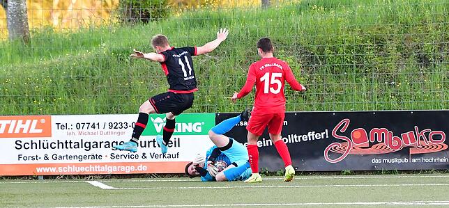 Im Fokus: Mehrfach musste der Wallbacher Torwart Ramon Winkler beim 1:3 gegen die Weilheimer Angreifer – hier springt Alexander ...