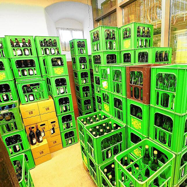 Im Keller des Reichenauer Winzervereins stehen massenhaft Flaschen in Plastik-Mehrwegkisten. Doch die sind alle schon mit ...