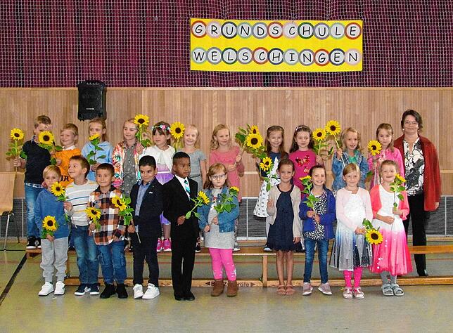 Die Klasse 1 der Grundschule Welschingen mit ihrer Klassenlehrerin Anke Schlosser bei ihrer Einschulungsfeier.