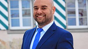 Dominik Mattes aus Überlingen kandidiert bei der Bürgermeisterwahl in Herdwangen-Schönach am 5. März.