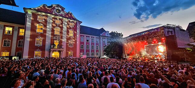 Der Meersburger Schlossplatz war beim Open-Air-Konzert mit Santiano restlos ausverkauft. Die Besucher feierten, bis es dunkel war.