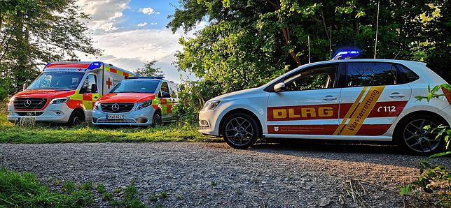 DLRG, Rettungsdienst, Feuerwehr und Wasserschutzpolizei waren vor Ort.