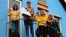 In Vorfreude auf das erste Stück der Theatertage „Der Papierflieger“ lassen Elea Magarinos (von links) und Anja Ebner vom ...