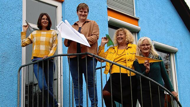 In Vorfreude auf das erste Stück der Theatertage „Der Papierflieger“ lassen Elea Magarinos (von links) und Anja Ebner vom ...