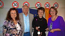 Sie feiern 30 Jahre Freundeskreis Fécamp (von links): Brigitte und Pascal Petite aus Frankreich mit Barbara Lungwitz und Jessica Eltz ...