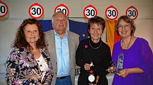 Sie feiern 30 Jahre Freundeskreis Fécamp (von links): Brigitte und Pascal Petite aus Frankreich mit Barbara Lungwitz und Jessica Eltz ...