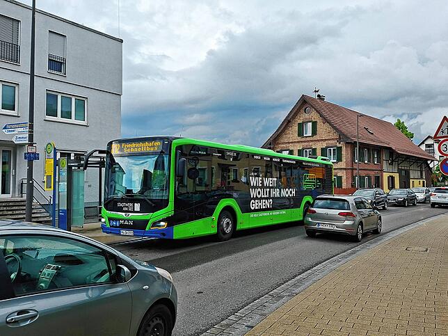 Der starke Umleitungsverkehr in Kluftern sorgt auch für erhebliche Verspätungen bei den Linienbussen 11, 12 und X12 des Stadtverkehr ...