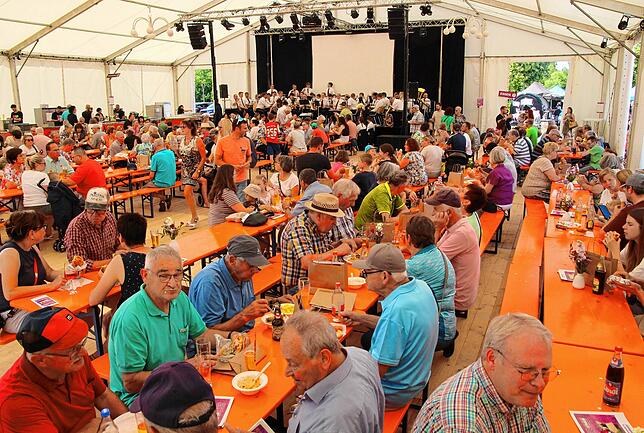 Bild 17: Die Firma Straub in Bräunlingen feiert Riesenjubiläumsfest: Die Stimmung ist grandios.