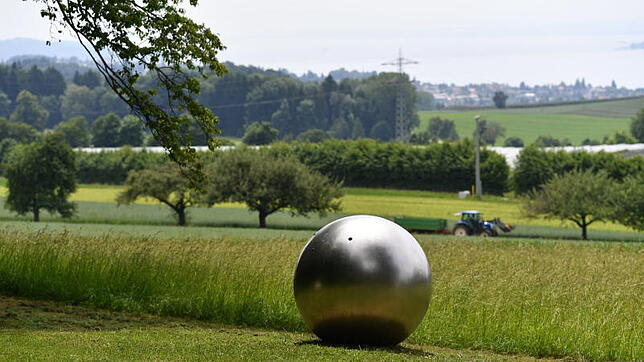 ARCHIV – Eine Stahlkugel steht am 14.06.2017 bei Brachenreuthe (Baden-Württemberg) oberhalb von Überlingen am Waldrand. Die zerrissene ...