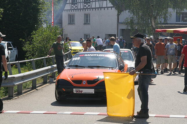 Bild 10: Bergrennen in Oberhallau: Laute Motoren, rasante Fahrten und Rekorde &ndash; wir haben die Bilder!
