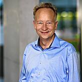 Prof. Dr. Marcus Groettrup erforscht an der Universität Konstanz, wie sich unser Körper gegen Krankheiten wehrt und wie wir ihn dabei ...