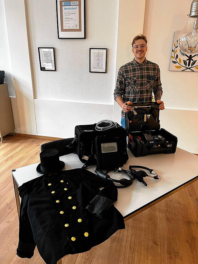 Tradition und Moderne: Der bevollmächtigte Bezirksschornsteinfeger Marc-Philipp Hoffmann aus Waldshut-Tiengen mit modernen Messgeräten ...
