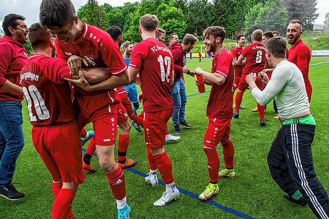 Bild 1: FC Bergalingen feiert den Titel durch einen 3:2-Sieg gegen den SV Buch II &ndash; und wir haben Bilder!
