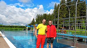 Der DLRG-Vorsitzende Daniel Lehmann (links) und der technische Leiter Andreas Mayer sind mit ihrem Team auf die Schwimm-Checks am 16. ...