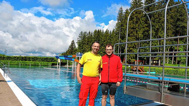 Der DLRG-Vorsitzende Daniel Lehmann (links) und der technische Leiter Andreas Mayer sind mit ihrem Team auf die Schwimm-Checks am 16. ...